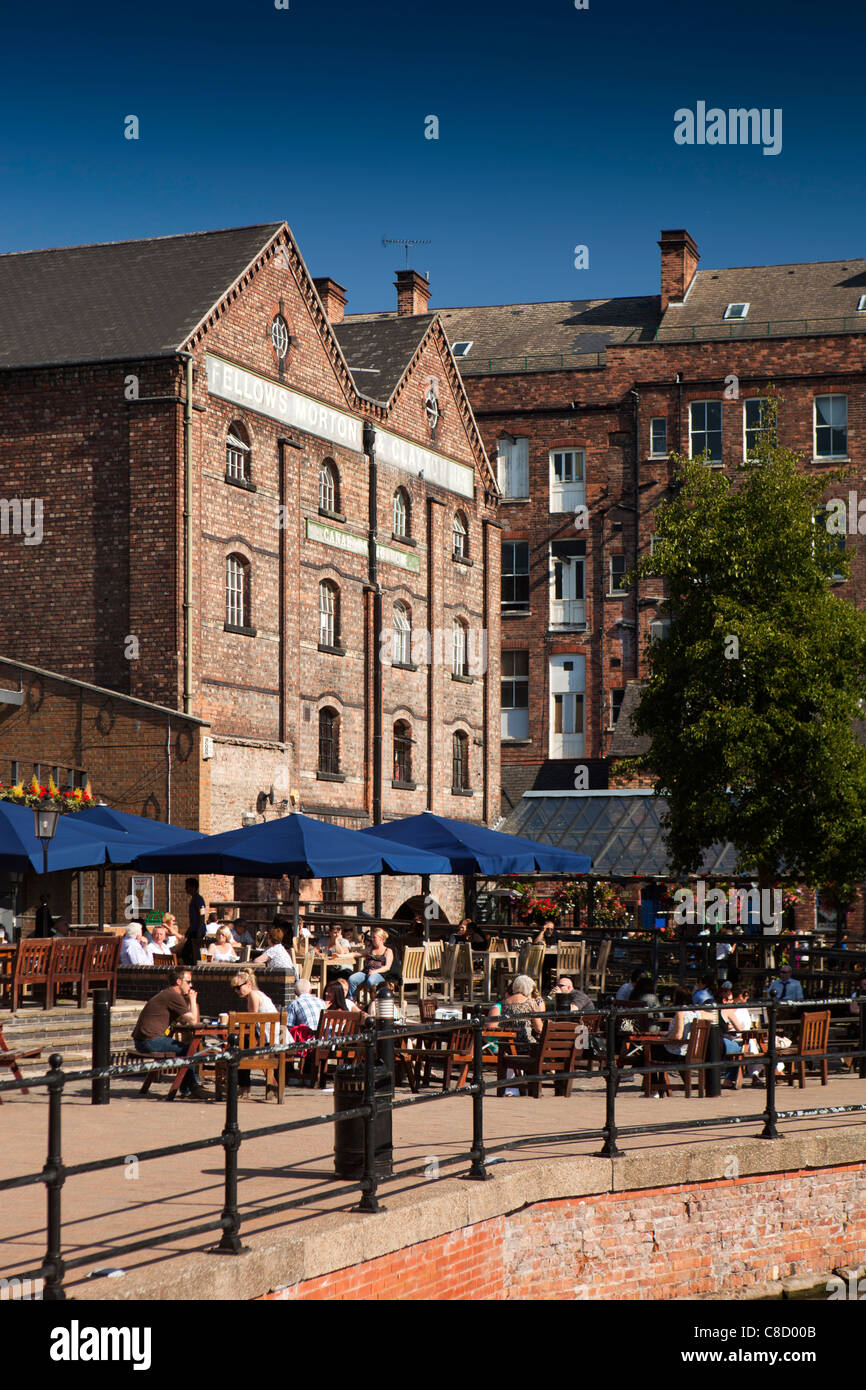 Regno Unito, Nottinghamshire, Nottingham Castle Wharf, Waterfront Bar e ristorante, nella banca Canale di Beagle edifici Foto Stock