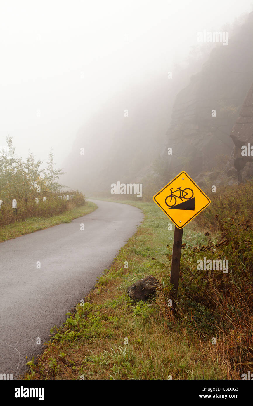 Un segnavia per i ciclisti sulla sponda nord del Lago Superior indicante una collina davanti - la nebbia, nuvoloso meteo. Foto Stock
