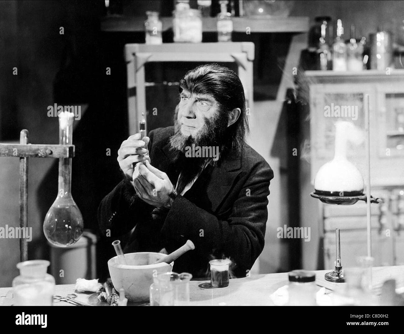 BELA LUGOSI bloccare le porte; l'Ape Man (1943) Foto Stock