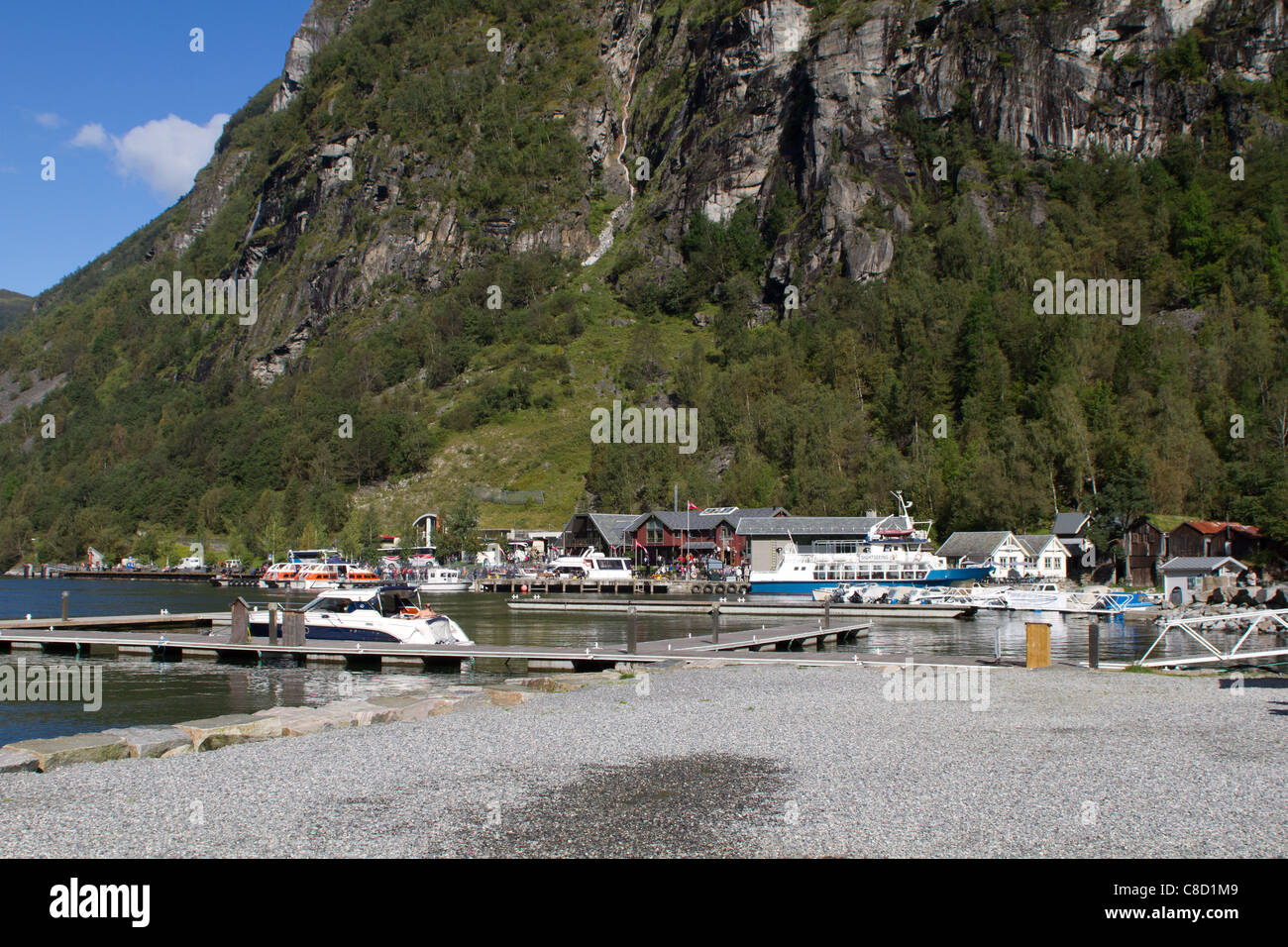 Villaggio di Geiranger in Norvegia, piccolo porto con poche barche Foto Stock