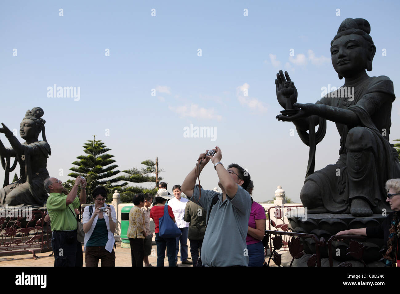 I TURISTI CINESI IN VISITA & fotografare santuario buddista Po Lin tempio, l'Isola di Lantau, Hong Kong, Cina Foto Stock