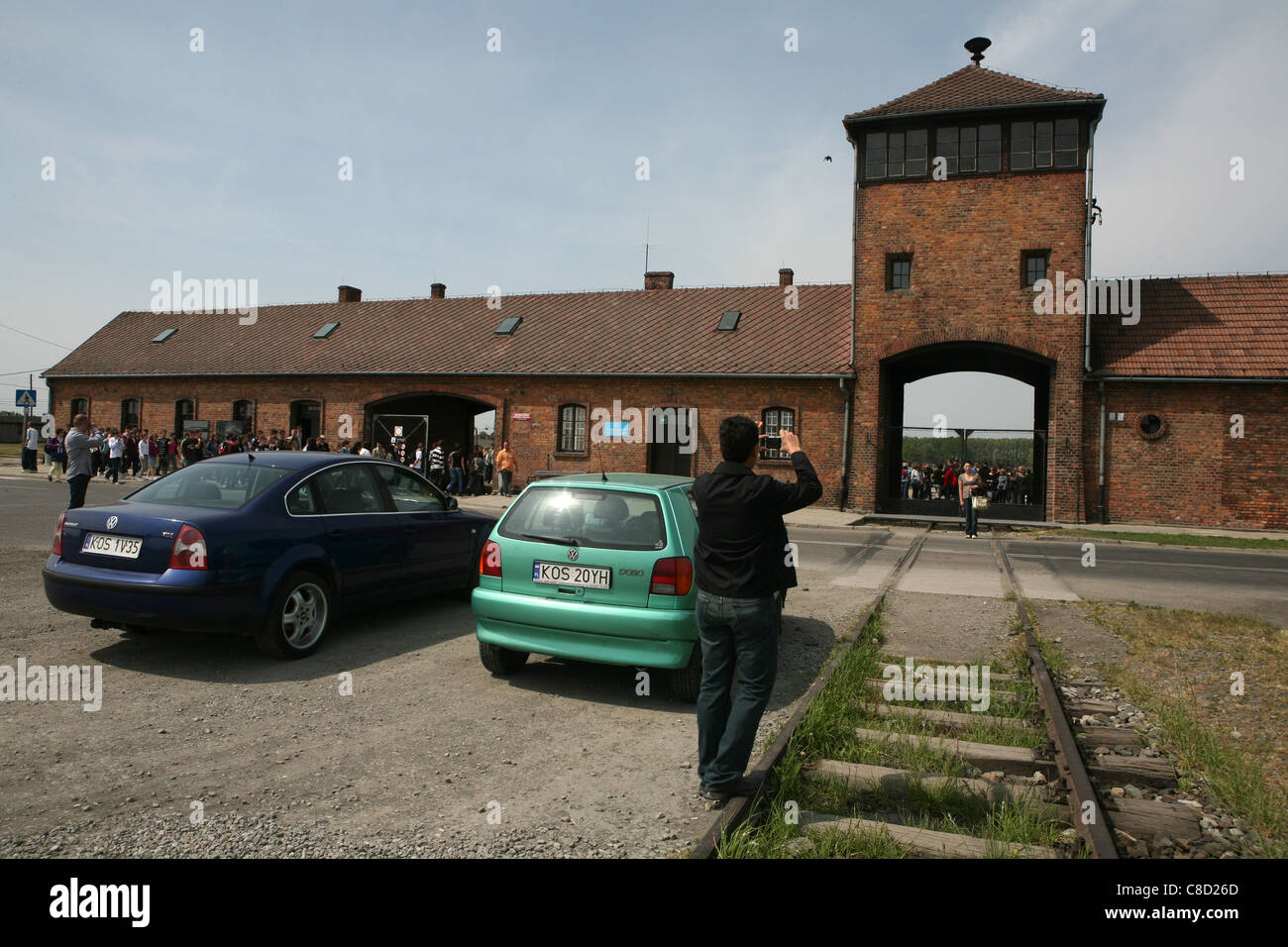 Cancello principale di Auschwitz II Birkenau tedesco campo di lavoro e sterminio nazista in Oświęcim, Polonia. Foto Stock