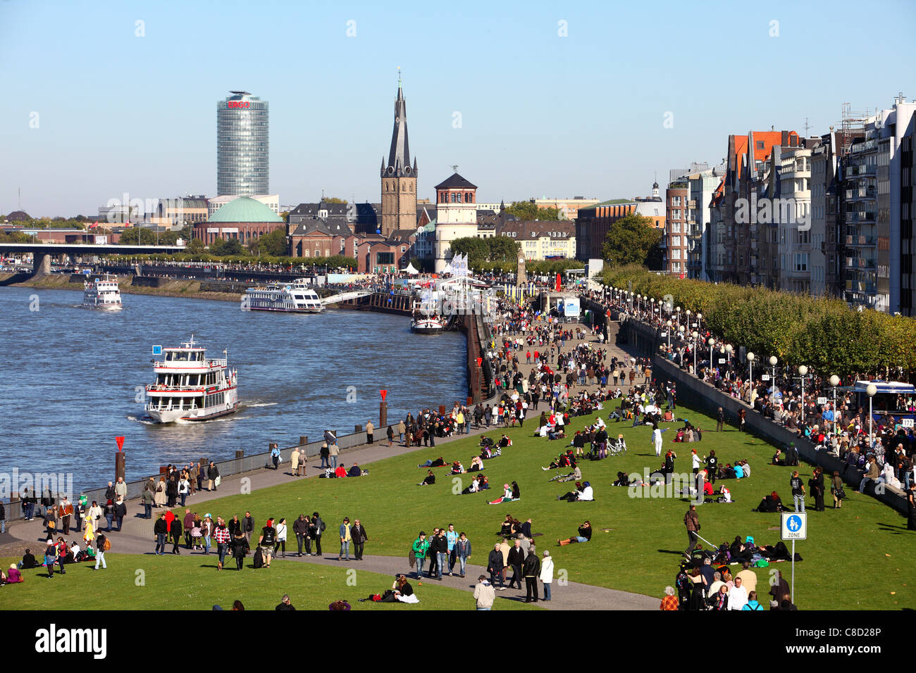 Skyline della città vecchia di Düsseldorf, Germania, al fiume Reno. Escursione di barche. Foto Stock