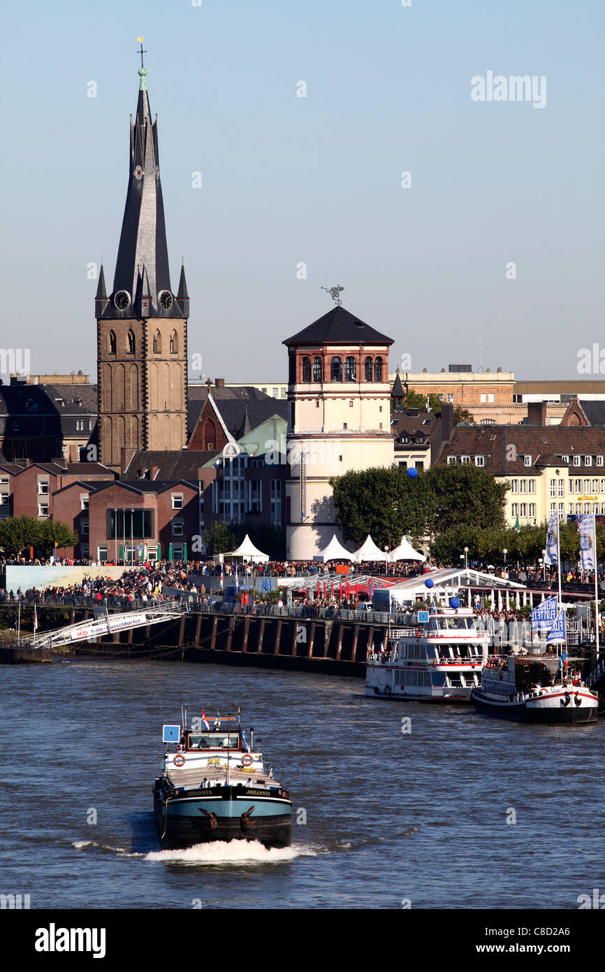 Le navi da carico sul fiume Reno, Düsseldorf, Germania. Foto Stock