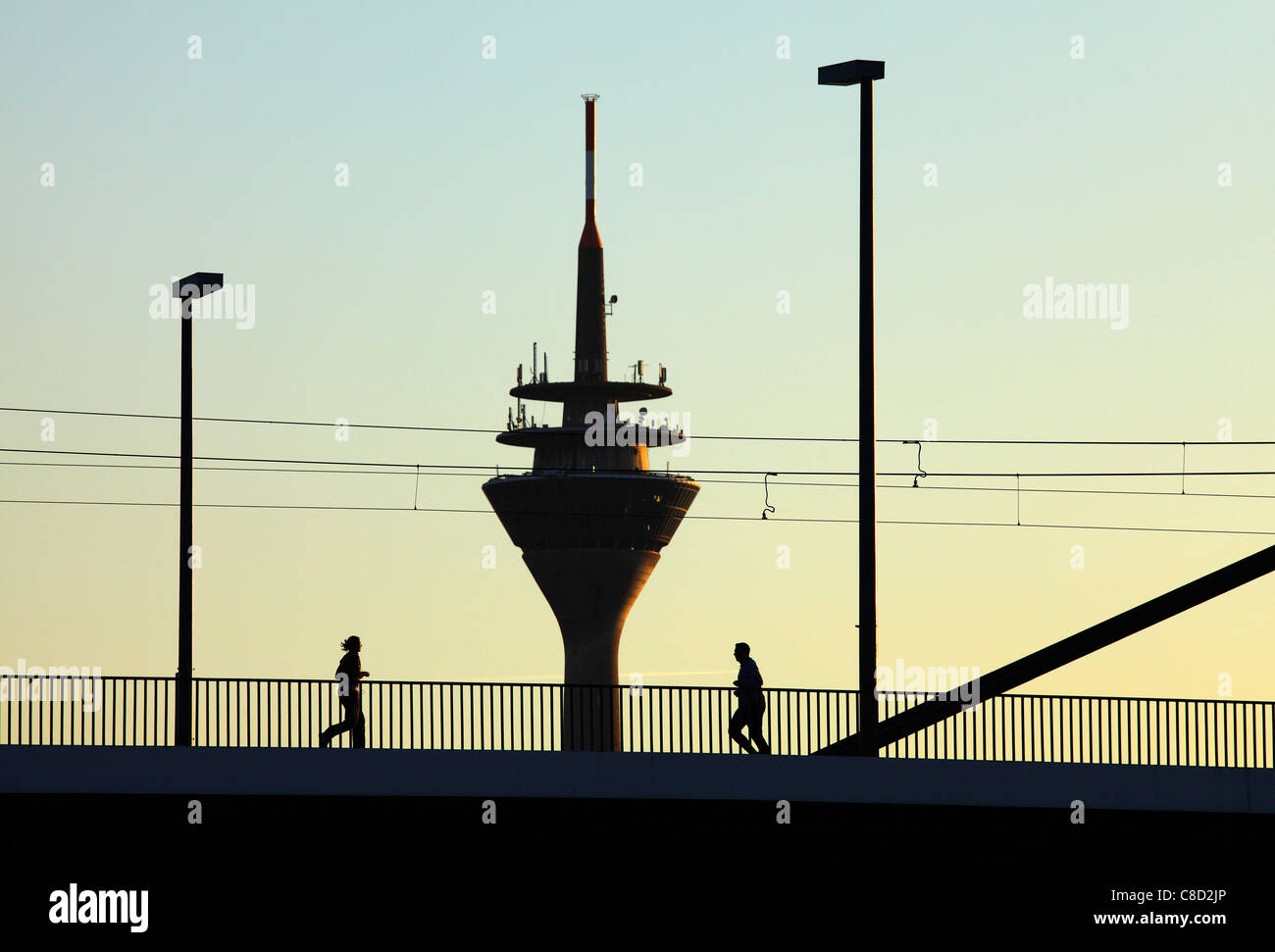 Torre della TV, torre di osservazione, visualizzazione, torre Rheinturm, al fiume Reno, Düsseldorf, Germania. Foto Stock