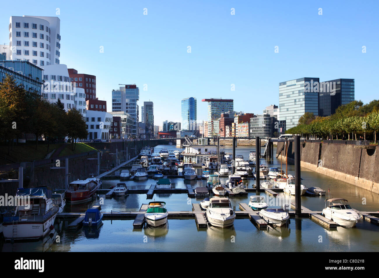 Medienhafen, un nuovo trimestre nell'ex porto interno di Düsseldorf, Germania. Marina, uffici, architettura moderna, alberghi, bar. Foto Stock