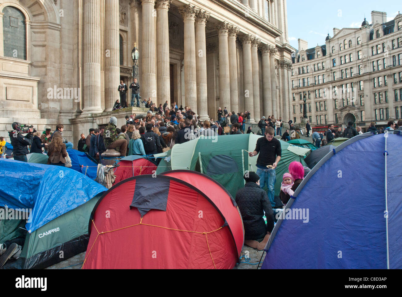 St Pauls Cathedral, occupano londra. tende con manifestanti di fronte a St Pauls. Foto Stock