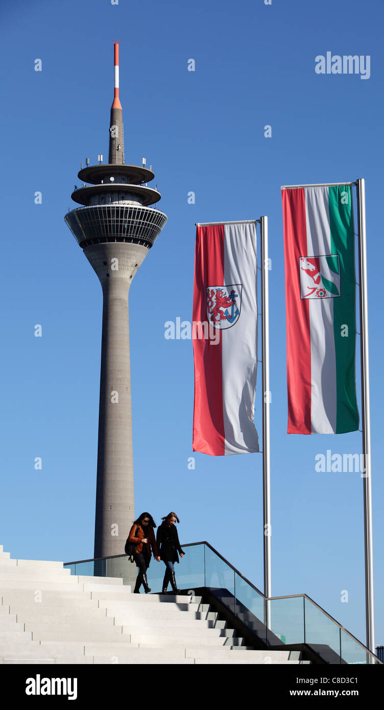 Torre della TV, torre di osservazione, visualizzazione, torre Rheinturm, al fiume Reno, Düsseldorf, Germania. Foto Stock