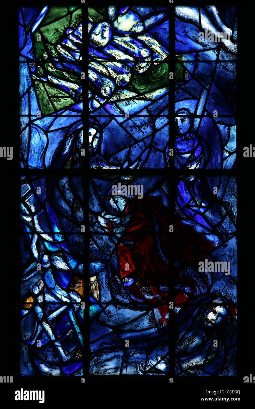 Dettaglio delle vetrate di Chagall marzo nella cattedrale di Notre Dame a Reims, Francia. Foto Stock