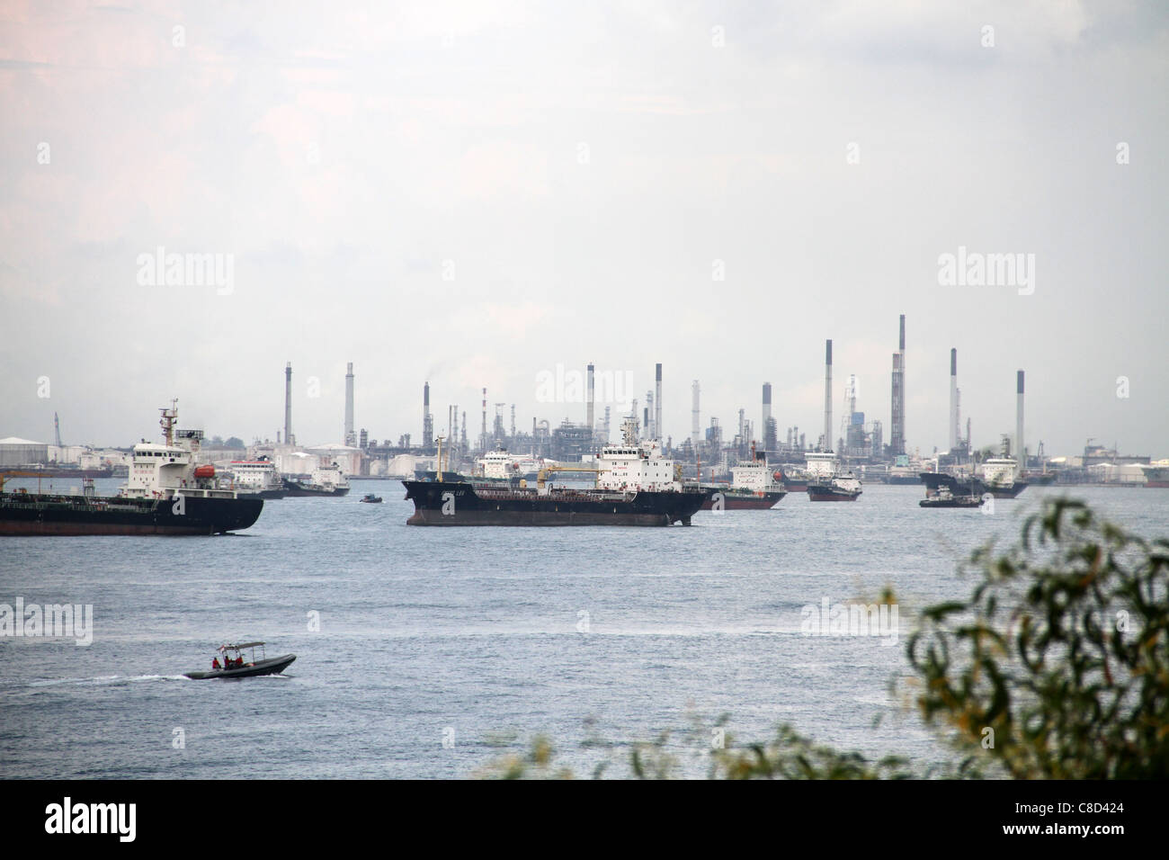 Navi container vicino al porto di Singapore, sul Mare della Cina del Sud. Foto Stock