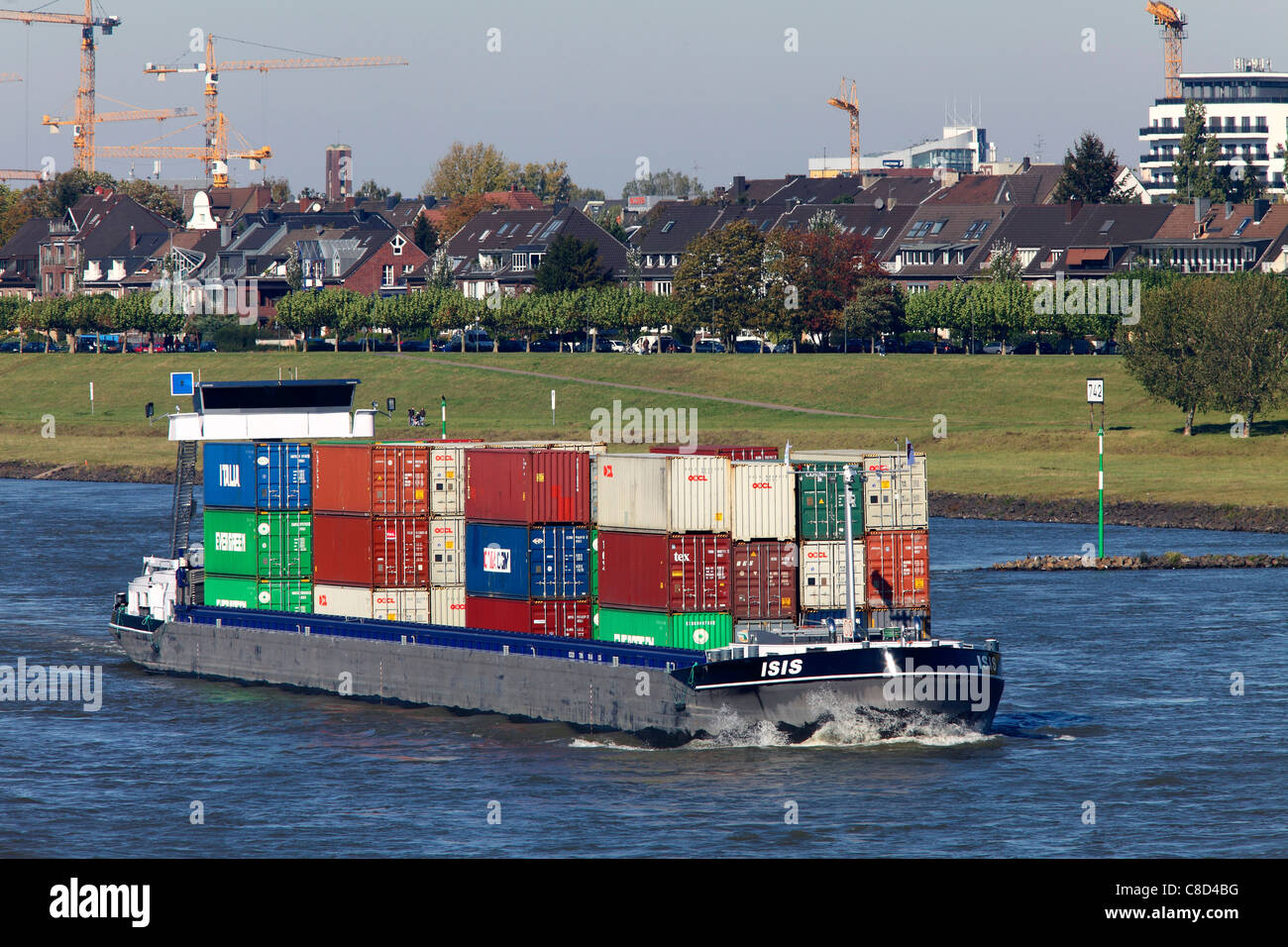 Le navi da carico sul fiume Reno, Düsseldorf, Germania. Foto Stock