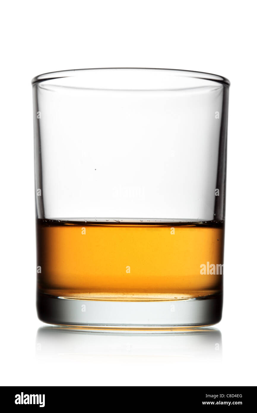 Bicchiere di whiskey isolate su sfondo bianco Foto Stock