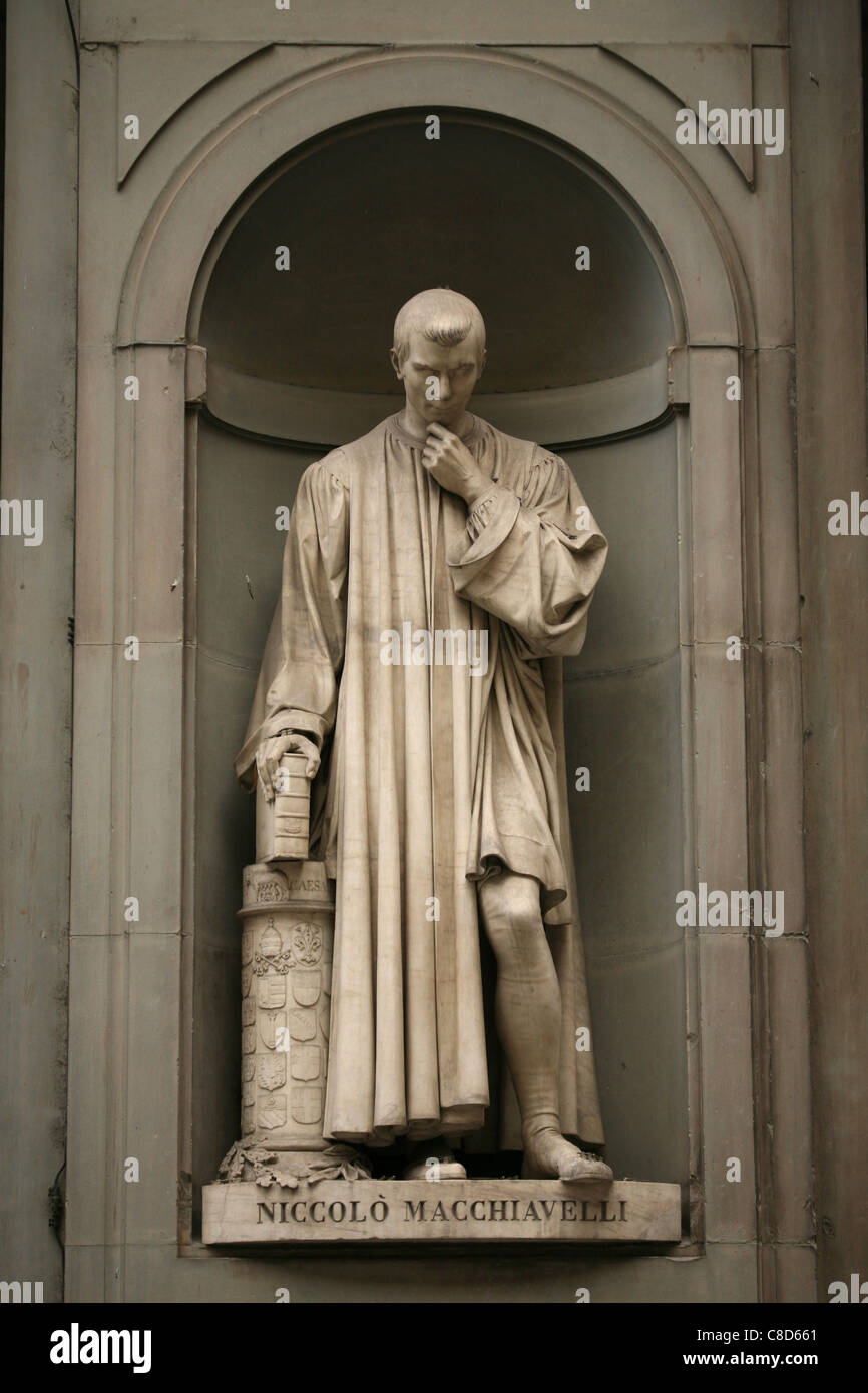 Statua di scrittore rinascimentale Niccolò Machiavelli presso la facciata principale della Galleria degli Uffizi di Firenze, Italia. Foto Stock
