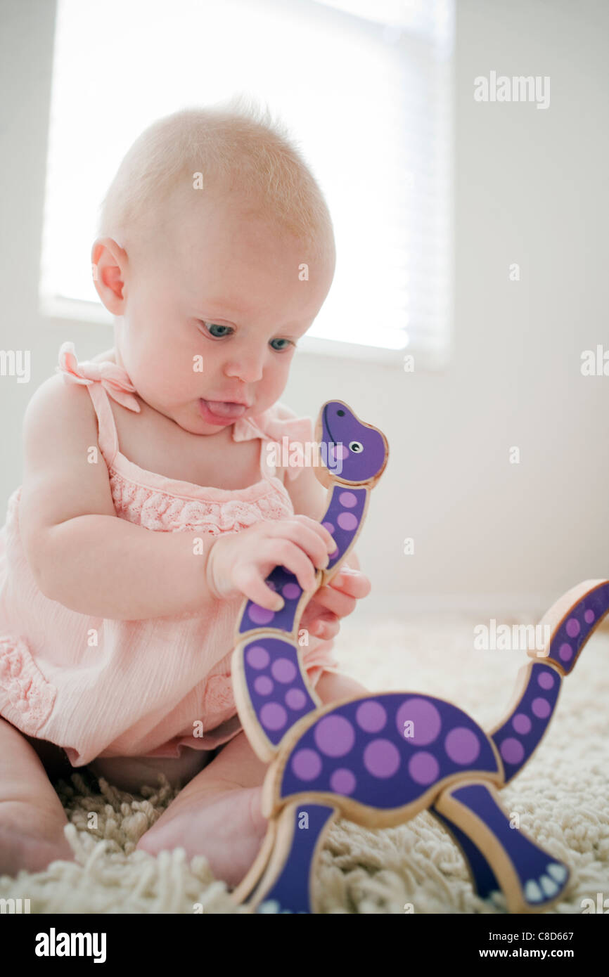 Bambina gioca con il giocattolo di legno Foto Stock