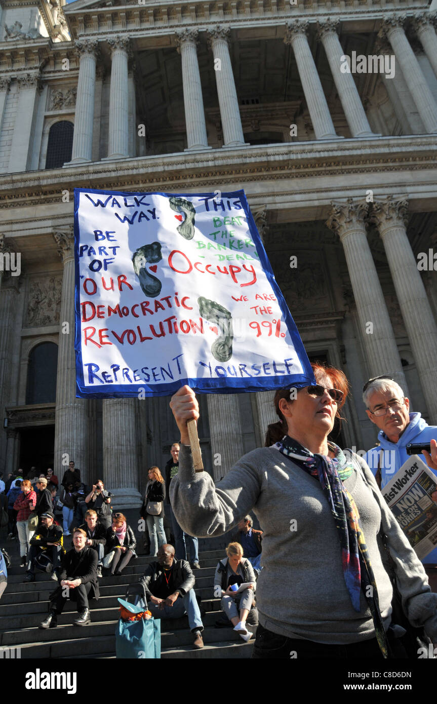 Occupare il London Stock Exchange Ottobre 2011 anti manifestanti capitalista creare una tenda al di fuori della città la Cattedrale di St Paul Foto Stock