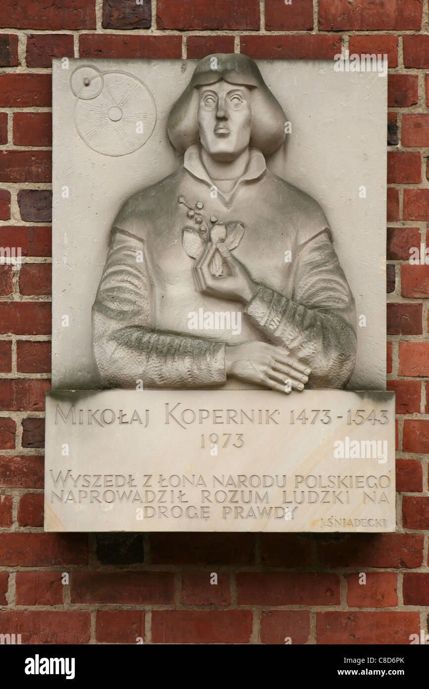 Lapide commemorativa in onore di astronomo polacco Nicolò Copernico nel castello di Malbork, Polonia. Foto Stock