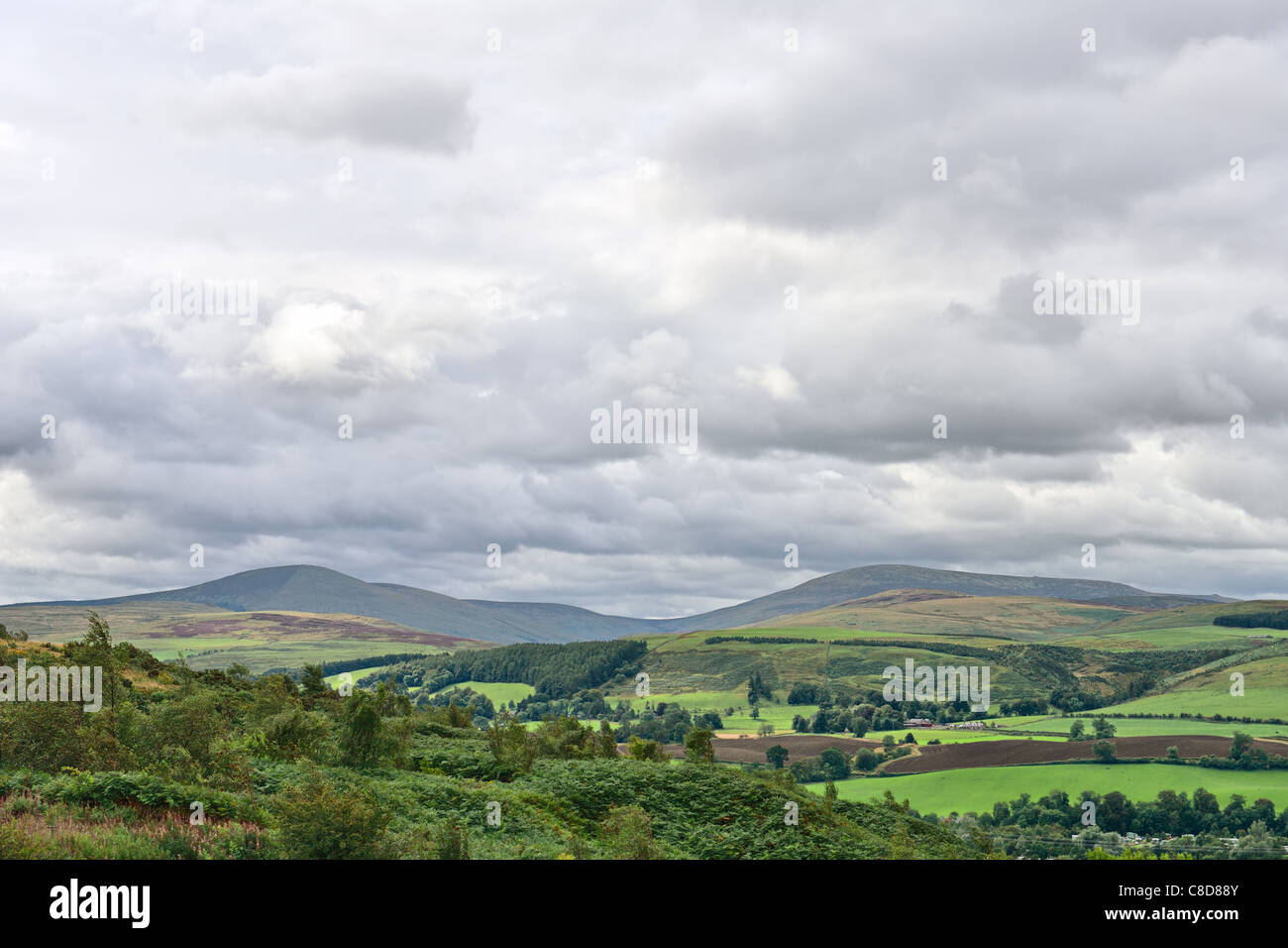 Hedgehope Hill (sinistra) e l'Cheviot (a destra), il Parco nazionale di Northumberland, Inghilterra, Regno Unito, Europa, in un giorno nuvoloso Foto Stock