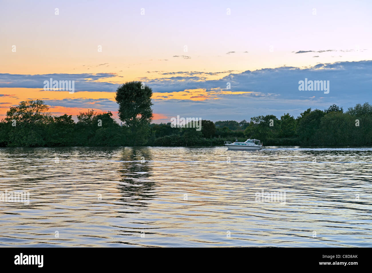Crociera in barca sul fiume Tamigi, Hammersmith, London, al tramonto Foto Stock
