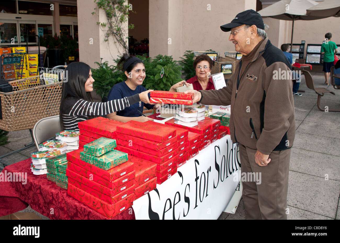 Giovane gente Teen ragazze a raccogliere donazioni per inviare vedere la caramella per i militari di stanza all'estero charities © Myrleen Pearson Foto Stock