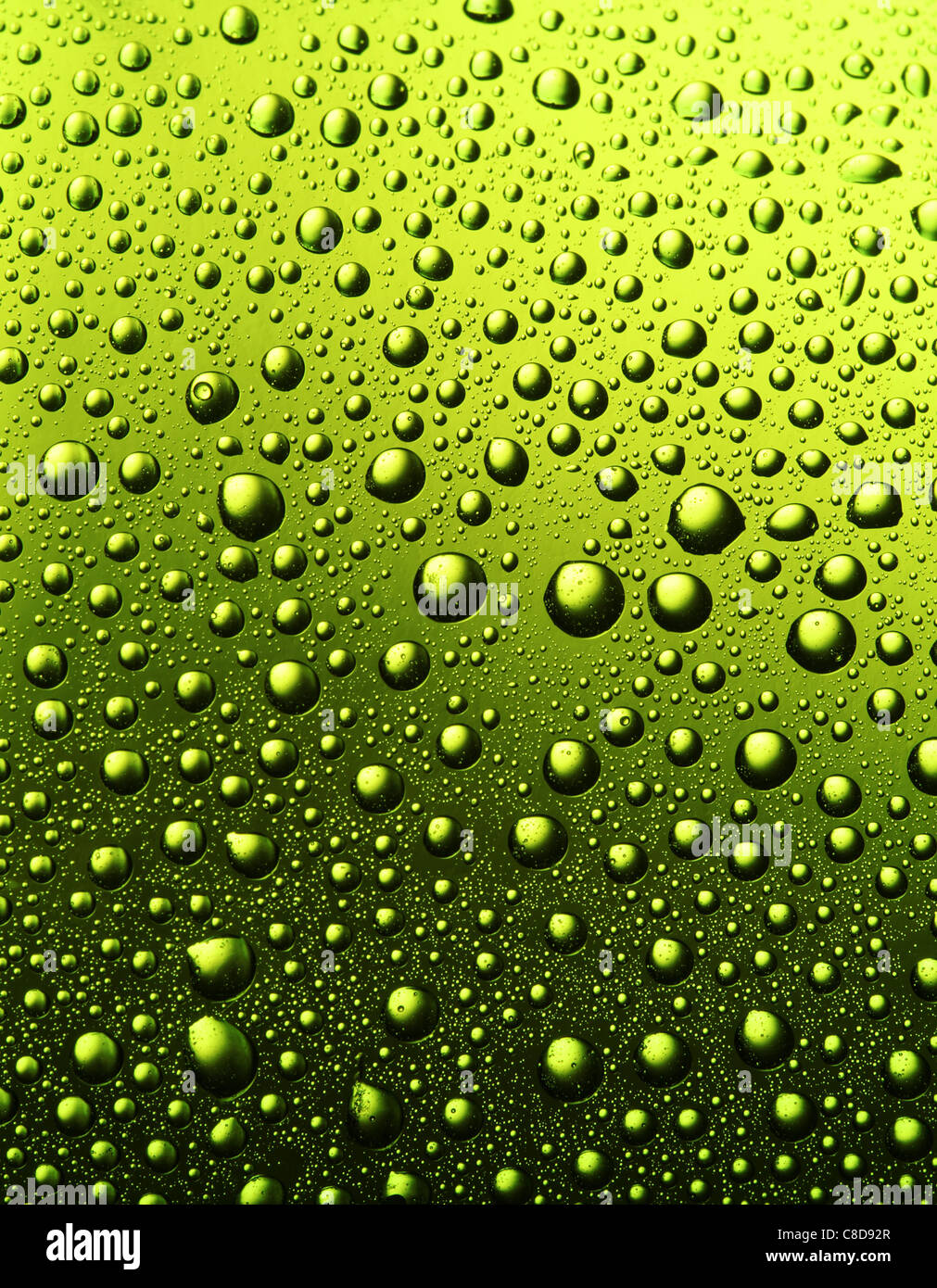 Texture di gocce d'acqua sulla bottiglia di birra. Foto Stock