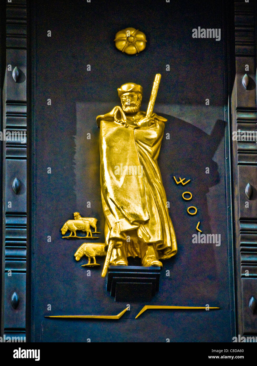 Dorare le figure allegoriche sul grande pannello in bronzo che rappresentano le industrie considerate le principali fonti di reddito e di ricchezza per British Foto Stock