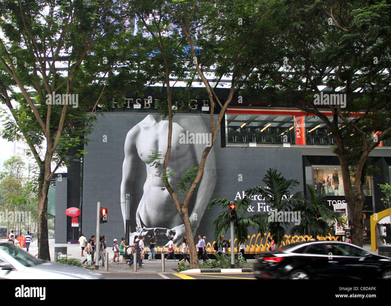 Occupato Orchard Road, il quadrilatero della moda per designer etichette quali Abercrombie e Fitch. Foto Stock