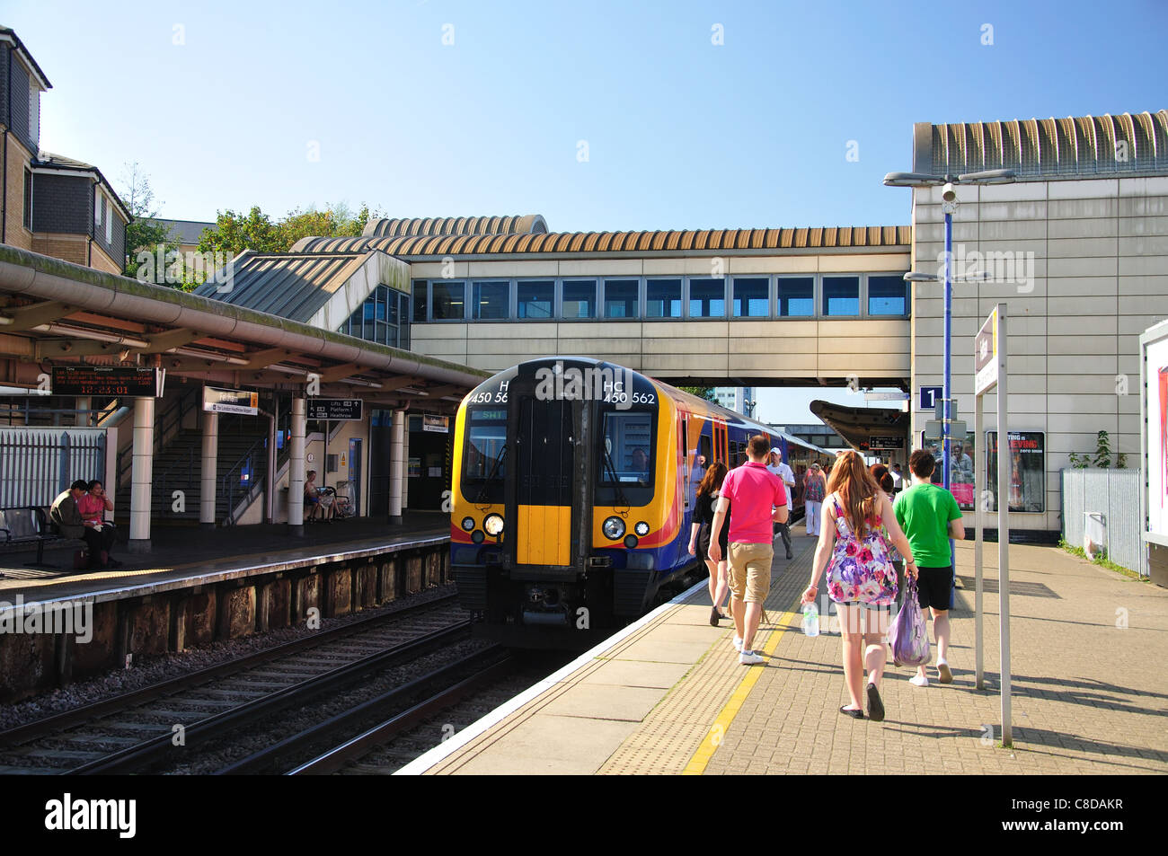 Treno in avvicinamento a piattaforma, Feltham Railway Station, Feltham, Borough di Hounslow, Greater London, England, Regno Unito Foto Stock