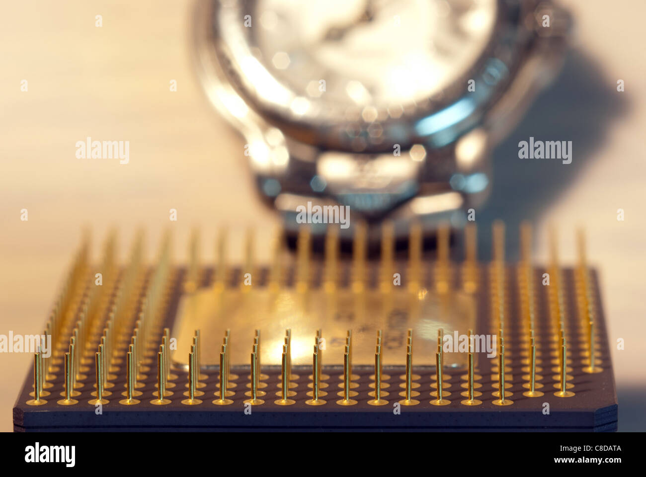Retro di un CPU Intel con un orologio in background Foto Stock