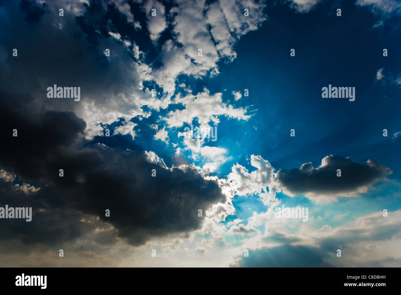 Cloudscape con sun ray che brilla attraverso. Foto Stock