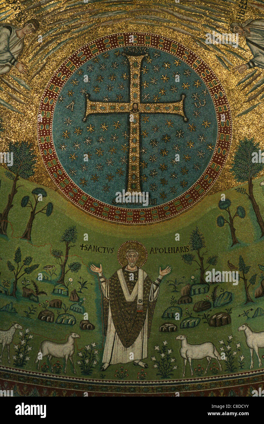 Mosaico Bizantino nell'abside della Basilica di Sant'Apollinare in Classe vicino Ravenna, Italia. Foto Stock