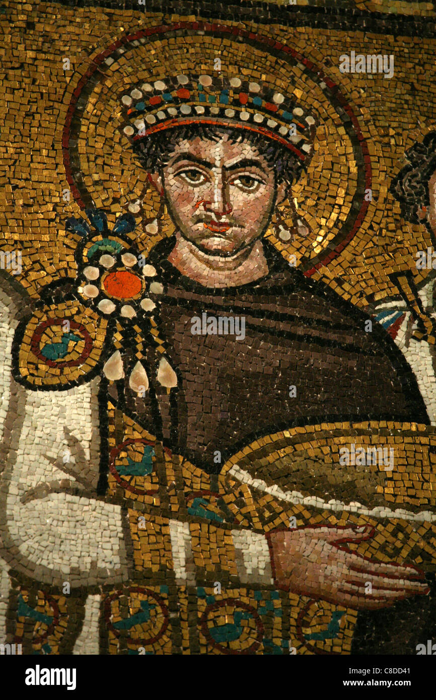 L'imperatore bizantino Giustiniano il grande. Mosaici bizantini della Basilica di San Vitale a Ravenna, Italia. Foto Stock