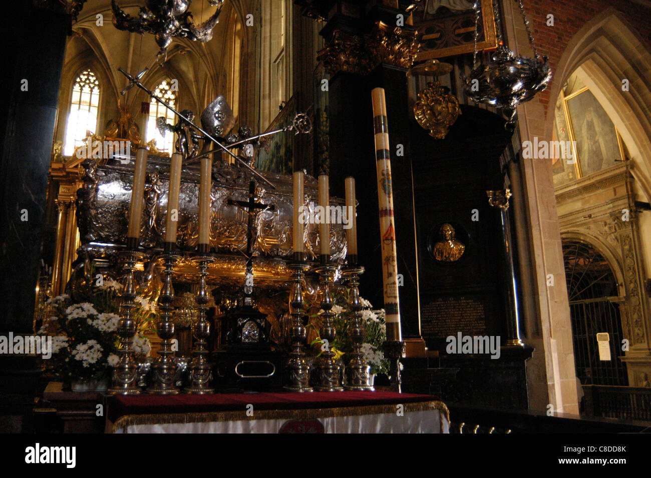 Sarcofago di argento di San Stanislao martire nella cattedrale del Wawel a Cracovia in Polonia. Foto Stock