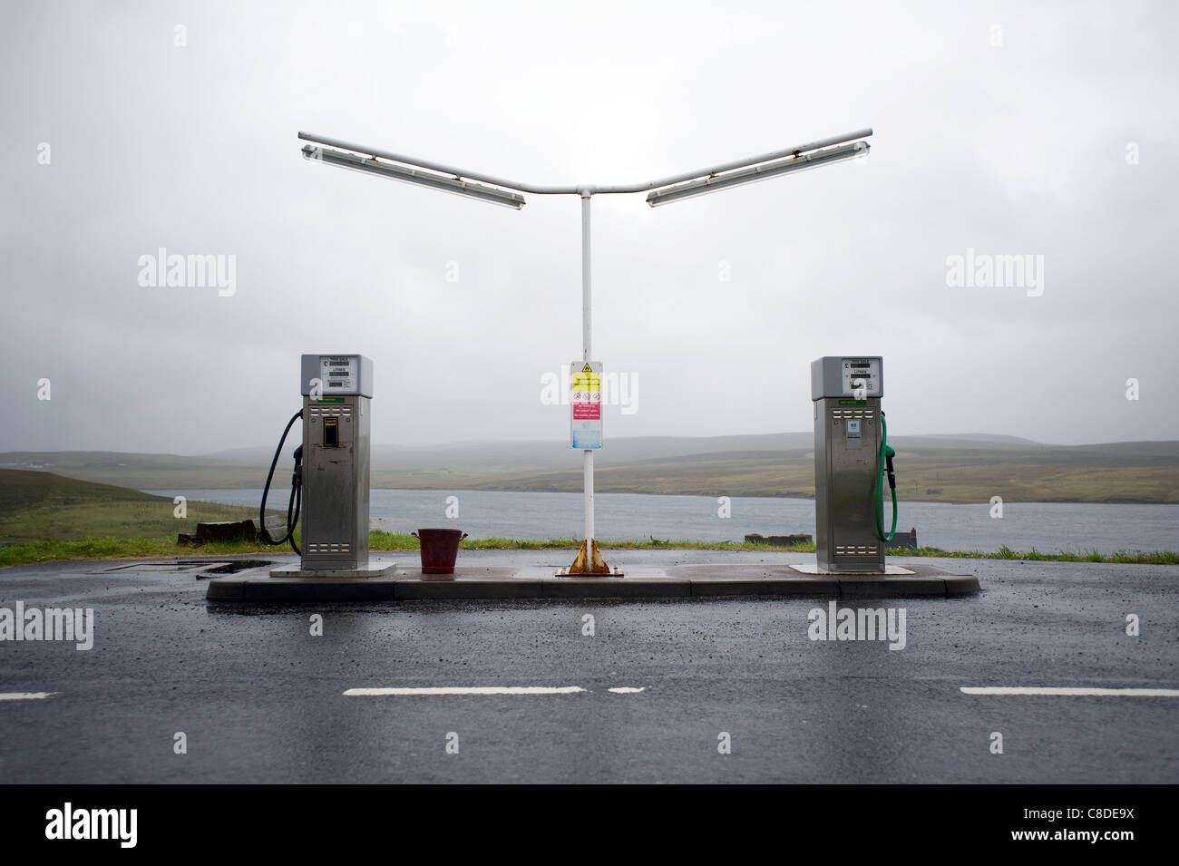 Rurale stazione di benzina nel villaggio di Bixter sulle isole Shetland, Scozia. Foto Stock