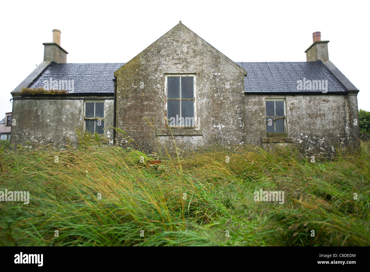 Derelitti cottage in pietra nel villaggio di Effirth sulle isole Shetland, Scozia. Foto Stock