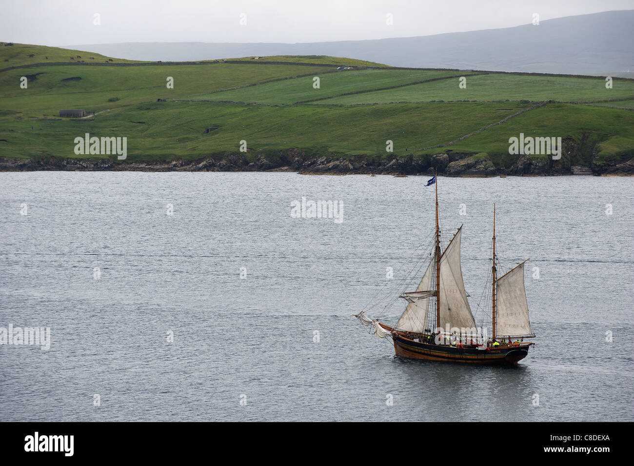 A Tall Ship lascia Lerwick Harbour su isole Shetland Scozia durante il 2011 Tall Ships Race. Foto Stock