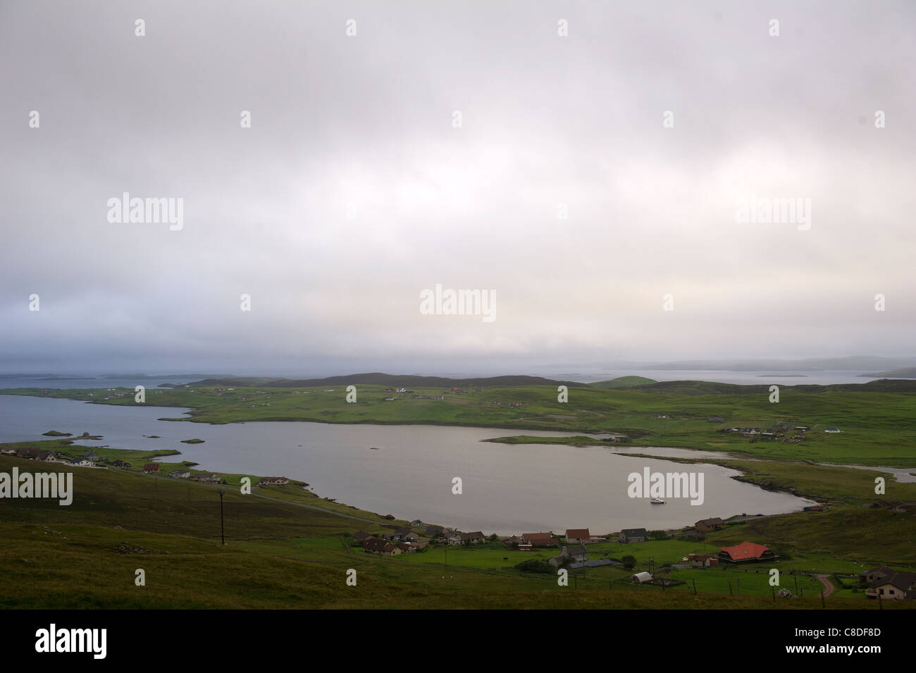 Vista di bianchezza Voe sulle isole Shetland, Scozia. Foto Stock