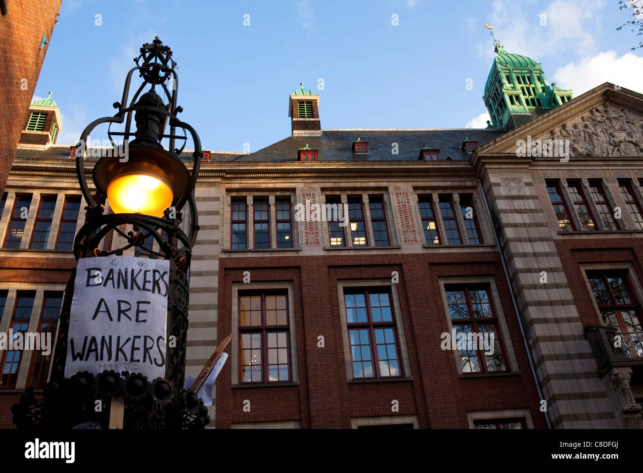 Poster al di fuori della Borsa di Amsterdam, sito di occupare Amsterdam dimostrazione a Beursplein, Amsterdam, Paesi Bassi. Questo è uno dei molti "occupare' proteste la messa a maggese di occupare Wall Street proteste a New York contro la disuguaglianza economica. 19 ottobre 2011. Foto Stock