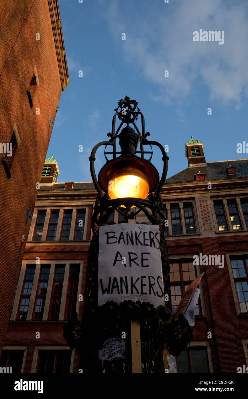 Poster al di fuori della Borsa di Amsterdam, sito di occupare Amsterdam dimostrazione a Beursplein, Amsterdam, Paesi Bassi. Questo è uno dei molti "occupare' proteste la messa a maggese di occupare Wall Street proteste a New York contro la disuguaglianza economica. 19 ottobre 2011. Foto Stock