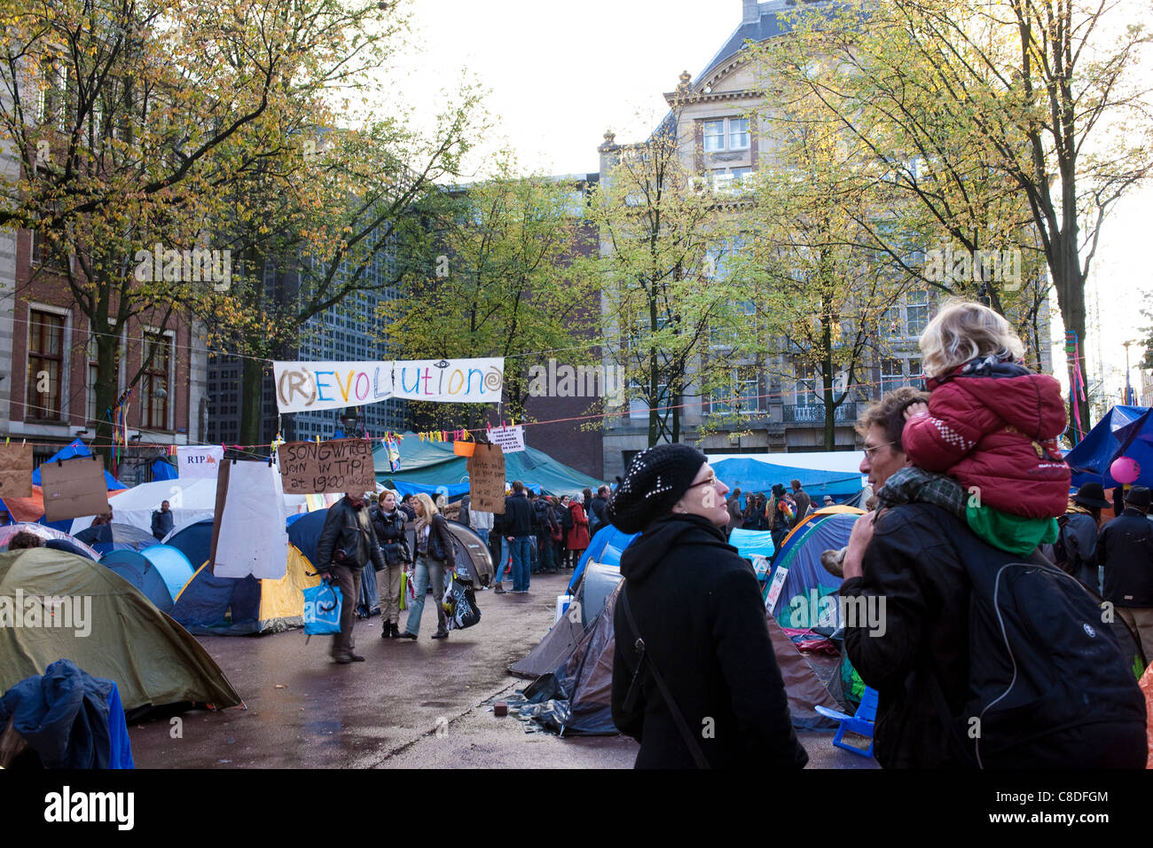 Occupare Amsterdam camp di protesta al di fuori della Borsa di Amsterdam a Beursplein, Amsterdam, Paesi Bassi. Questo è uno dei molti "occupare' proteste la messa a maggese di occupare Wall Street proteste a New York contro la disuguaglianza economica. 19 ottobre 2011. Foto Stock