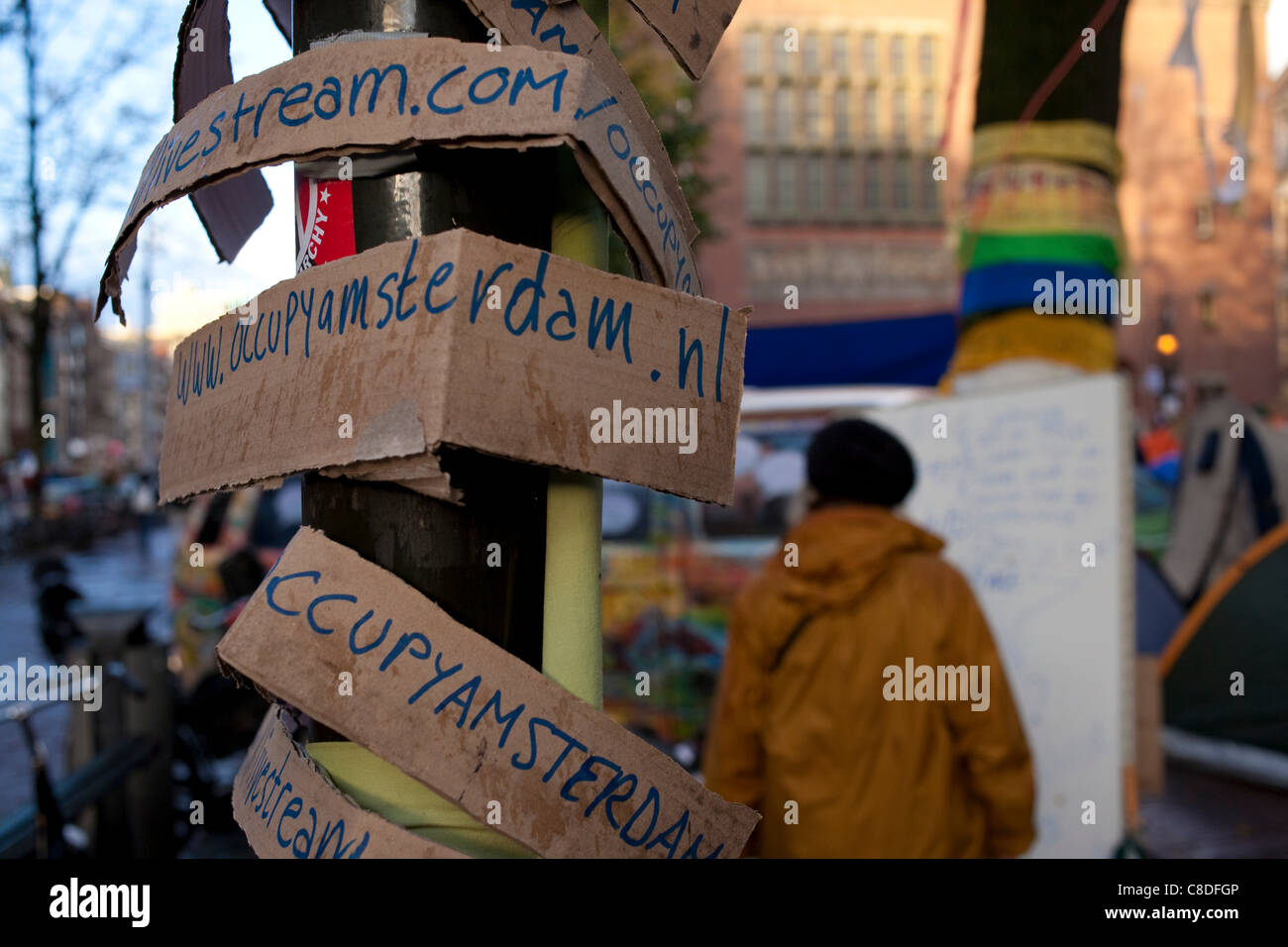 Segni a occupare la dimostrazione di Amsterdam al di fuori della Borsa di Amsterdam a Beursplein, Amsterdam, Paesi Bassi. Questo è uno dei molti "occupare' proteste la messa a maggese di occupare Wall Street proteste a New York contro la disuguaglianza economica. 19 ottobre 2011. Foto Stock