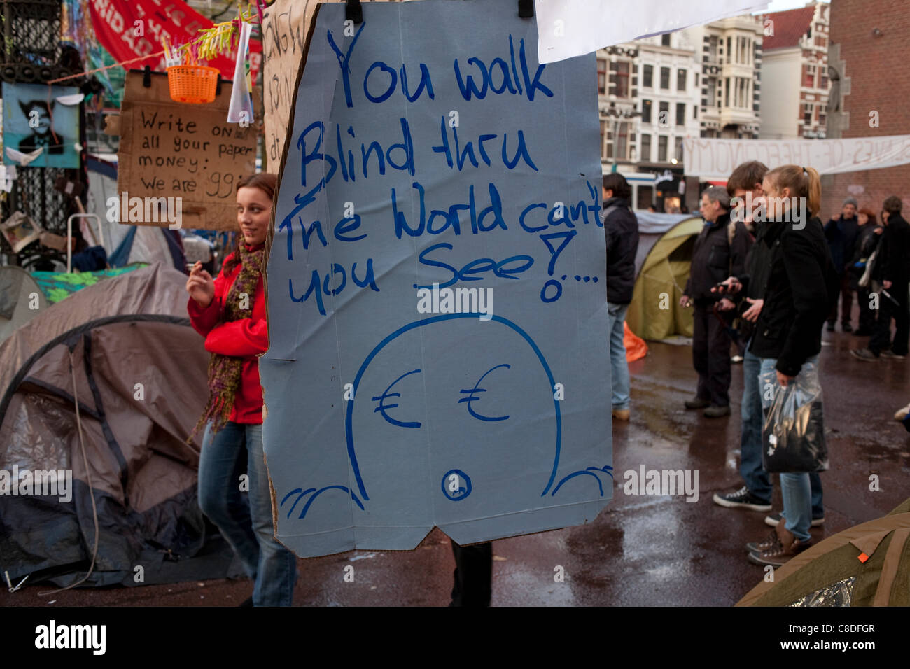 Segno ad occupare la dimostrazione di Amsterdam al di fuori della Borsa di Amsterdam a Beursplein, Amsterdam, Paesi Bassi. Questo è uno dei molti "occupare' proteste la messa a maggese di occupare Wall Street proteste a New York contro la disuguaglianza economica. 19 ottobre 2011. Foto Stock