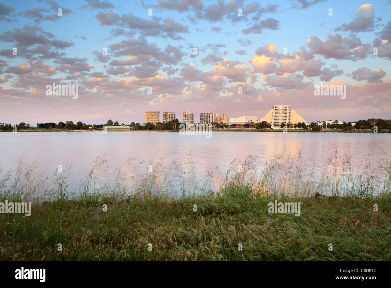 Burswood Entertainment Complex e il fiume Swan al tramonto. Preso da Heirisson isola. Perth, Western Australia Foto Stock