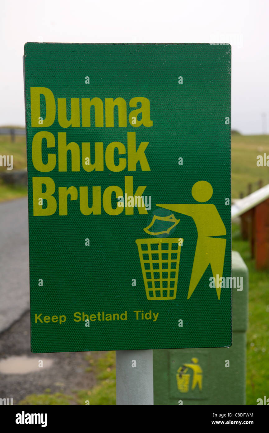 Un cartello sulle isole Shetland in Scozia che recita "unna Chuck Bruck' che è locale slang per non buttare figliata. Foto Stock