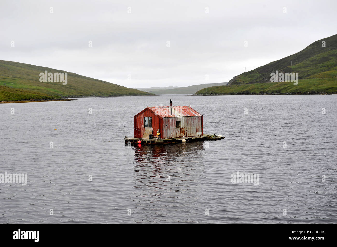Barca galleggiante versato in Voe, isole Shetland, Scozia. Foto Stock