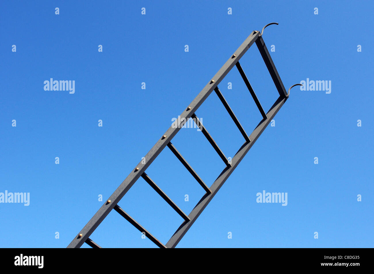 La scaletta di scala contro il cielo blu Foto Stock