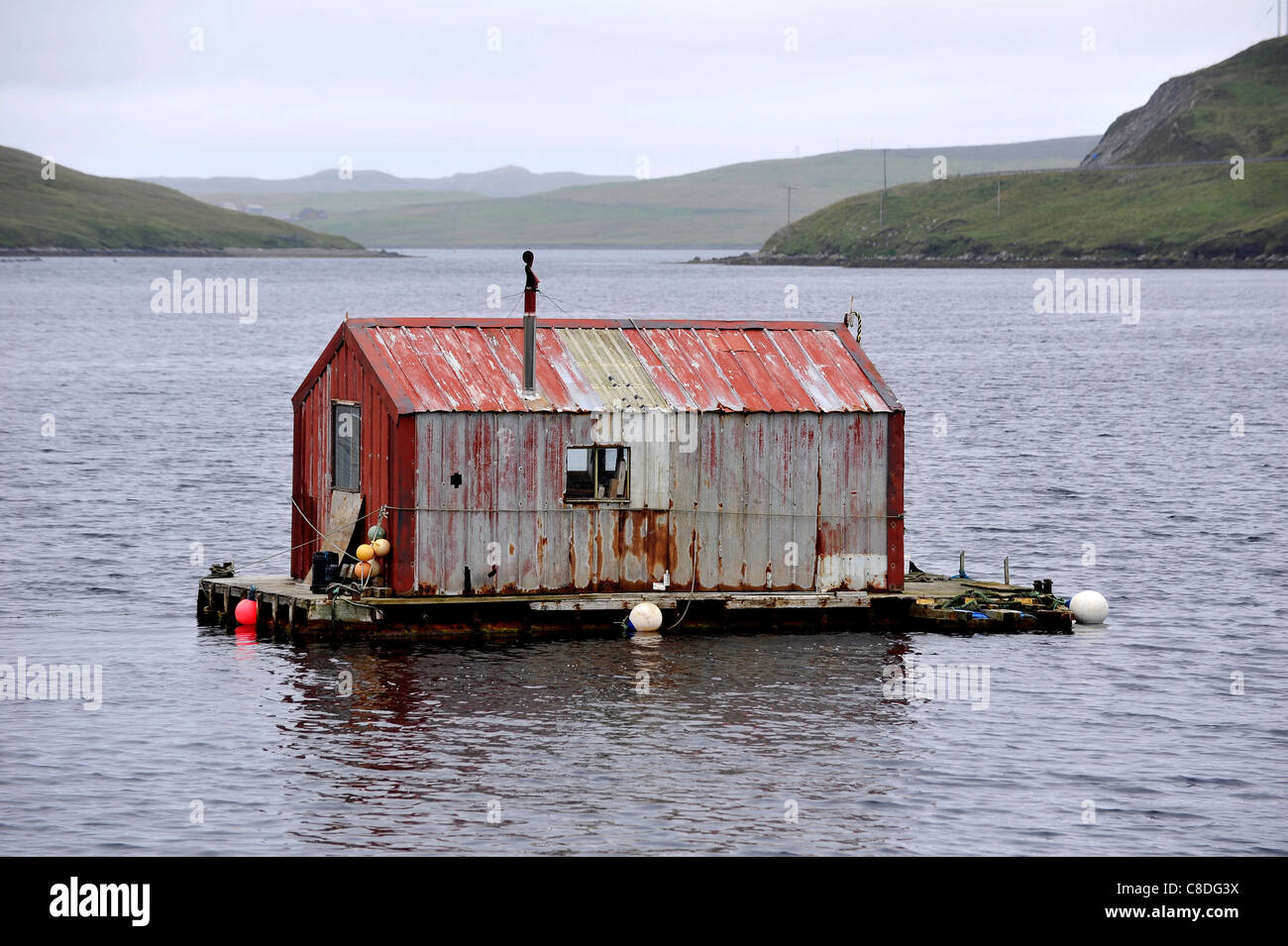 Barca galleggiante versato in Voe, isole Shetland, Scozia. Foto Stock