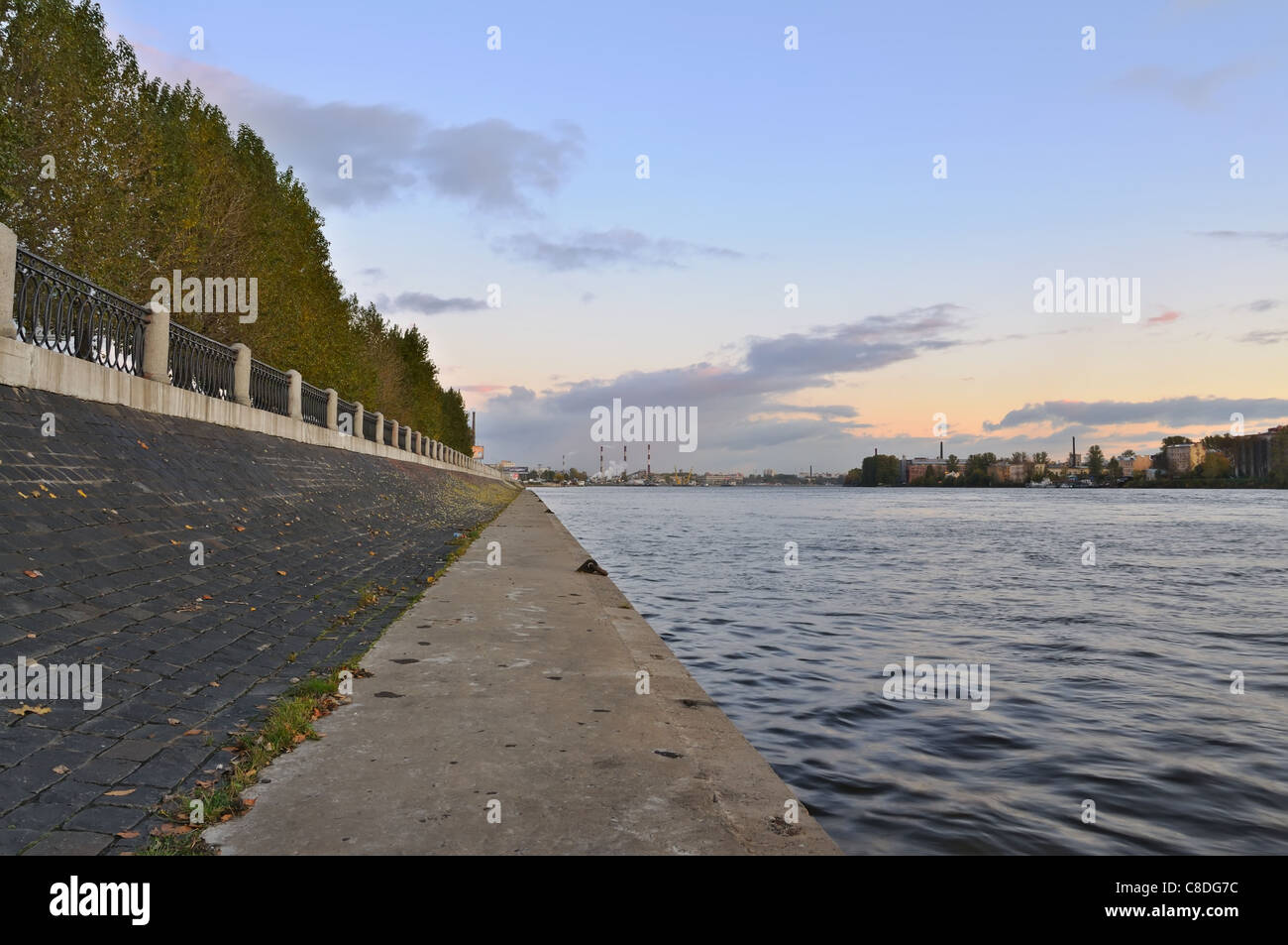 Argine del fiume Neva, San Pietroburgo, Russia Foto Stock