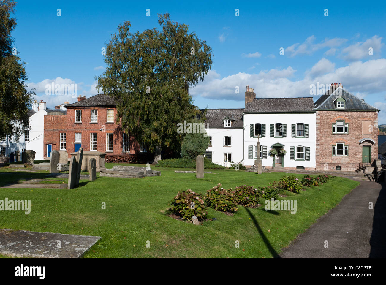 Sagrato della Chiesa Parrocchiale di Santa Maria Vergine a Ross-on-Wye, Herefordshire Foto Stock