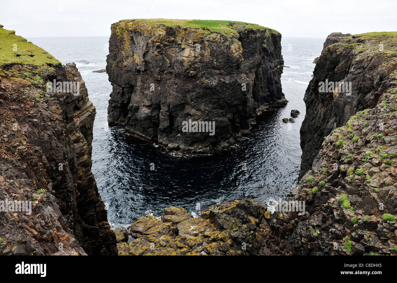 Scogliere Eshaness, isole Shetland, Scozia. Foto Stock