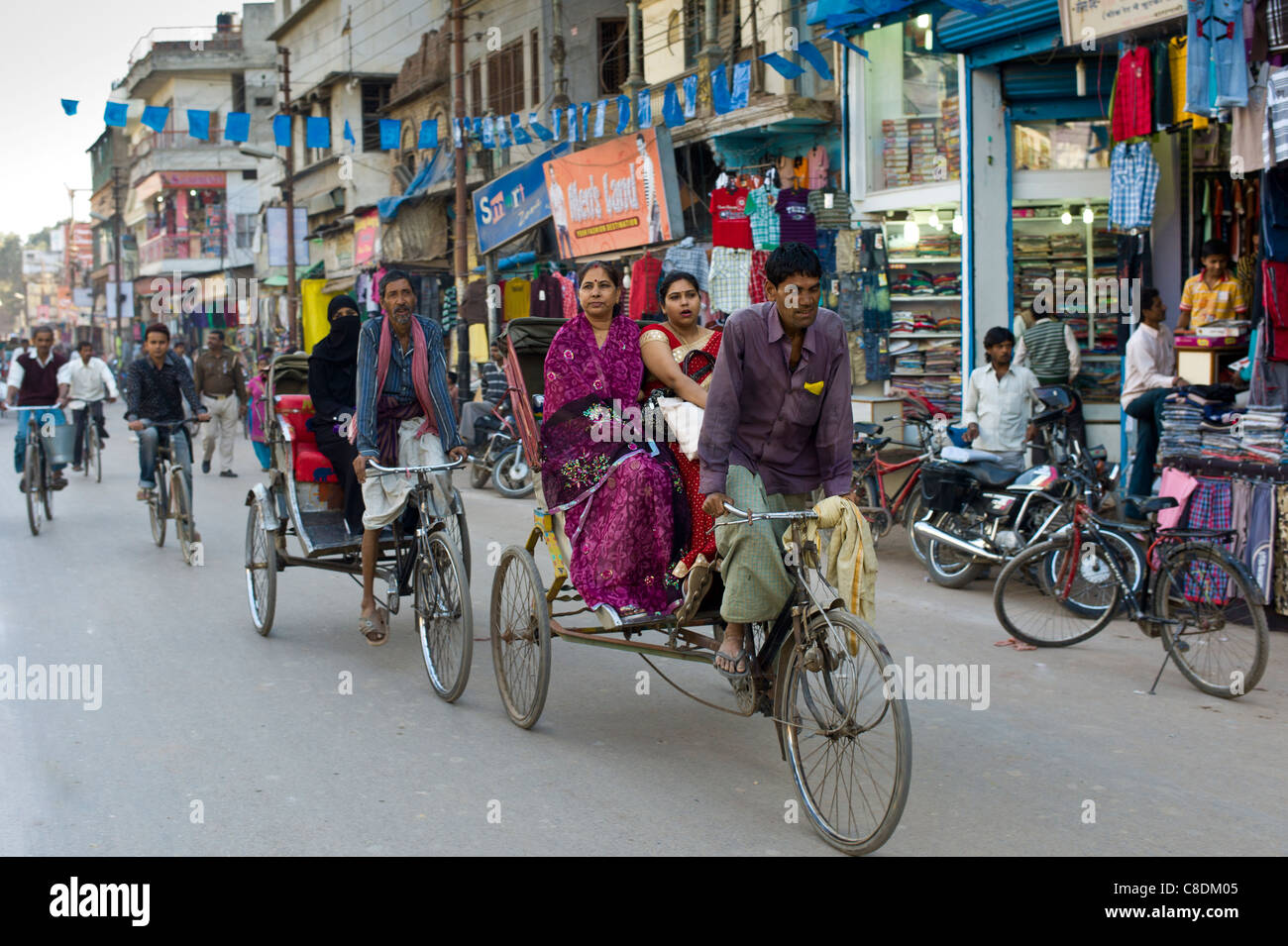 Scena di strada nella città santa di Varanasi, Benares, India settentrionale Foto Stock